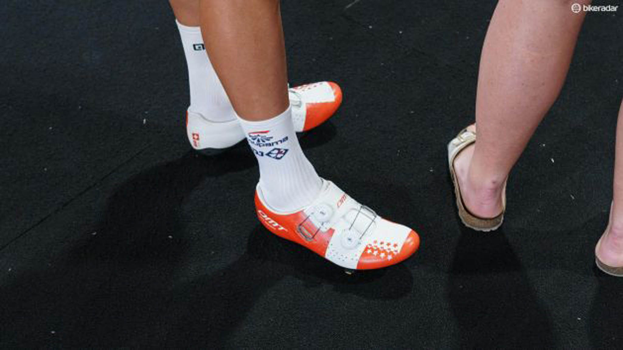 Topánky DMT často nevidíte na nohách jazdcov v profi pelotóne.