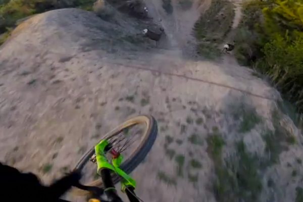  Freerider Reece Wallace sa takmer zrazil s jeleňom