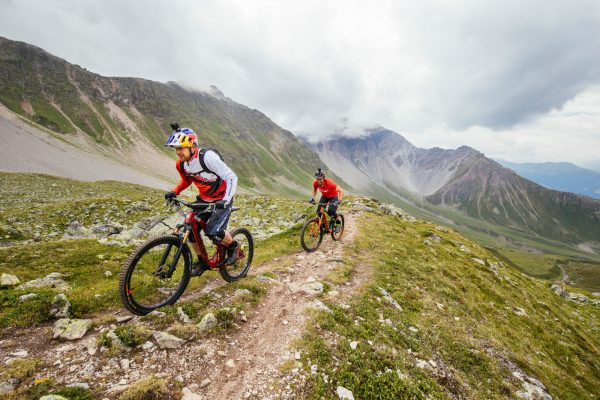  Danny MacAskill a Claudio Caluori sa naháňajú v skvelom videu Home of Trails