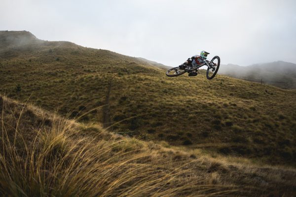 Sam Blenkinsop jazdí opäť bez rukavíc a so štýlom ako nikto iný