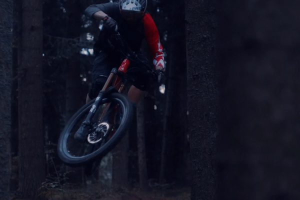  Pozrite si nové temné video od EWIA Strange Ride