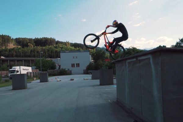  Dá sa jazdiť trial na zjazdovom bicykli? Fabio Wibmer si to vyskúšal