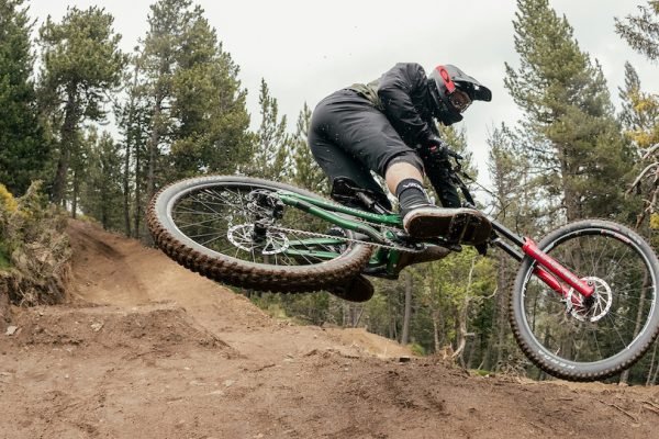  Kyle Strait si užíva jazdu v bikeparku v Pyrenejách