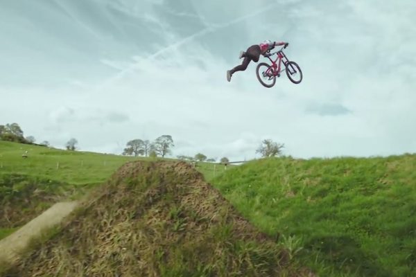  Kade Edwards ukazuje skilly na zjazďáku, bmx aj dirte