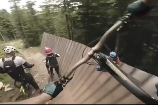  Nestojte na trailoch! Pozrite si, ako Bryn Atkinson skoro zrazil malého chlapca
