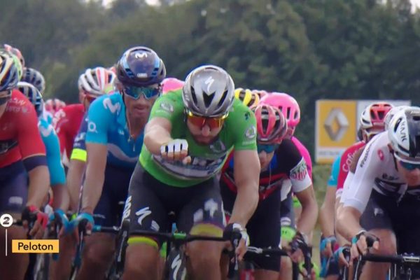 Sagan sa baví na čele pelotónu s vystretou rukou ako superman