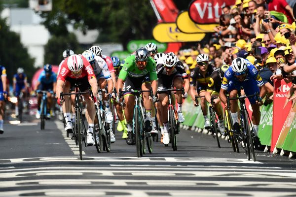  Sagan sa posunul na druhé miesto ôsmej etapy, Greipela a Gaviriu penalizovali za konflikt v šprinte
