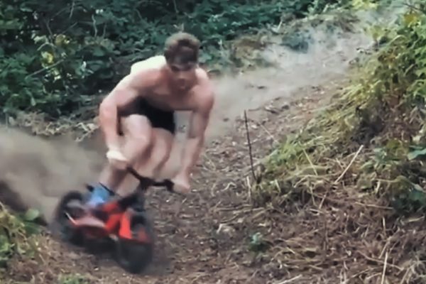  Kade Edwards jazdí, skáče a dáva triky v trenkách na detskom bicykli lepšie ako ty na tvojom