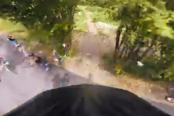  Pozrite si video z helmy jazdca, ktorý preskočil nad pelotónom Tour de France