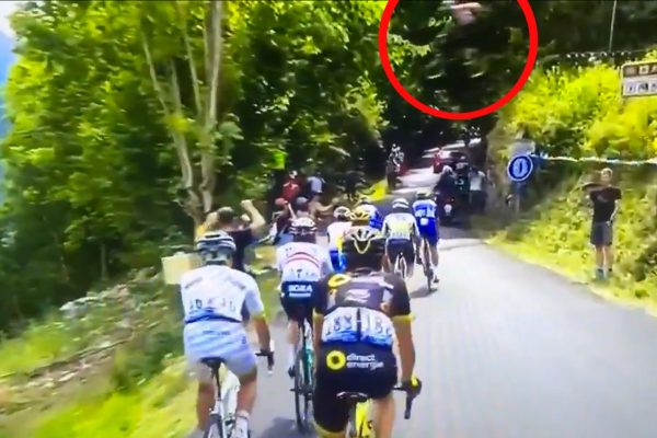  Biker preskočil cez pelot&oacute;n na Tour de France, počas letu predviedol no hander