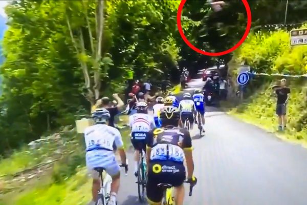  Biker preskočil cez pelotón na Tour de France, počas letu predviedol no hander