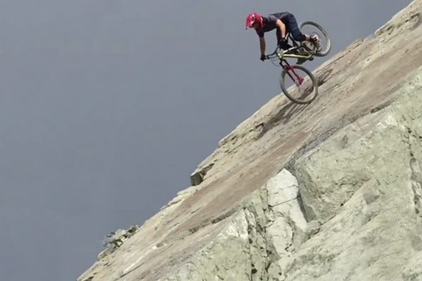  Yoann Barelli si to dáva po predom kolese na extrémne strmých skalách vo Whistleri