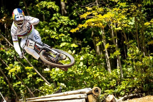 Loic Bruni vyhral svetový pohár v kanadskom Mont-Sainte-Anne. Pozrite si víťazné jazdy