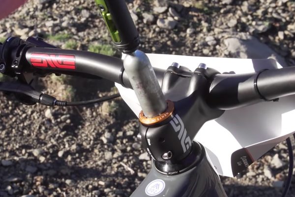 Pozrite si, akú výbavu so sebou nosia pretekári Svetovej enduro série EWS