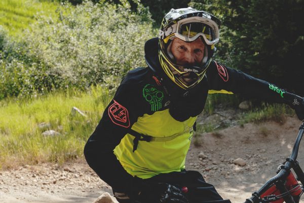  M&aacute; 71 rokov a st&aacute;le si už&iacute;va jazdenie v bikeparku vo Whistleri