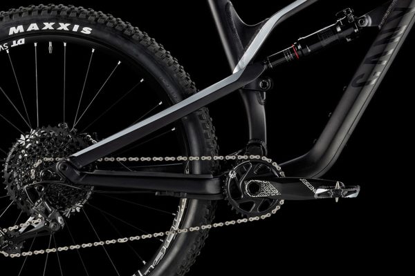 Canyon stiahol od zákazníkov model Spectral, zadná stavba praskala