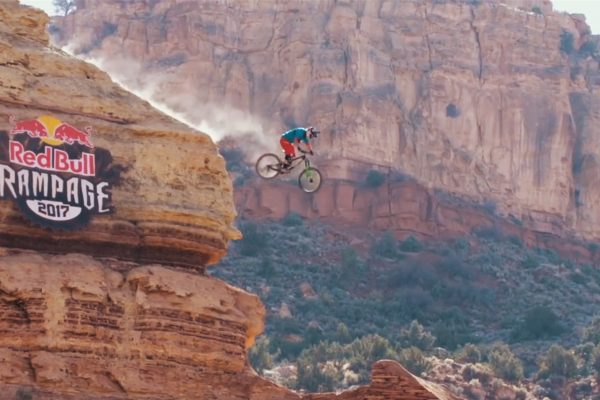  Šialené triky aj hrozivé pády. Pozrite si to najlepšie z Red Bull Rampage od vzniku až doteraz