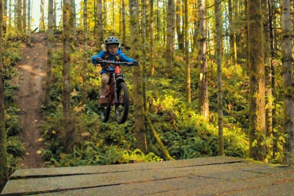  5-ročný Crosby dochádza do škôlky na bicykli vo veľkom štýle