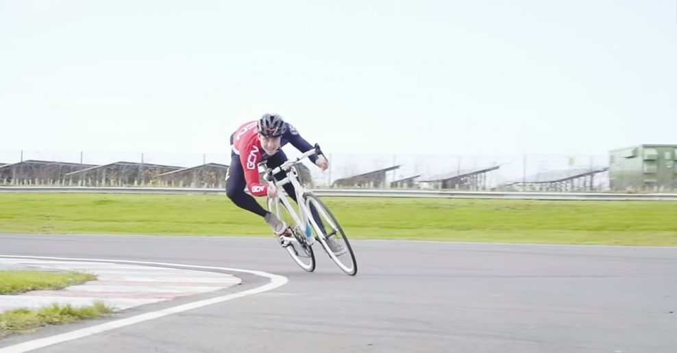  Ako veľmi sa môžete nakloniť v zákrute na cestnom bicykli? (video)