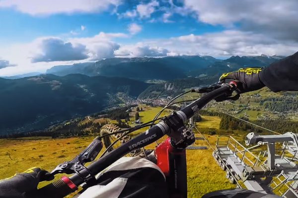  Kilian Bron si polietal aj pojazdil. Pozrite si, ako vyzerá vyzerá spojenie paraglajdu a MTB