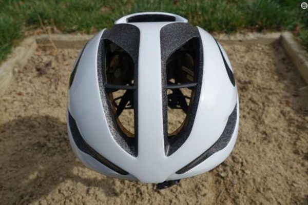 Test: Cestná aero helma Oakley ARO5