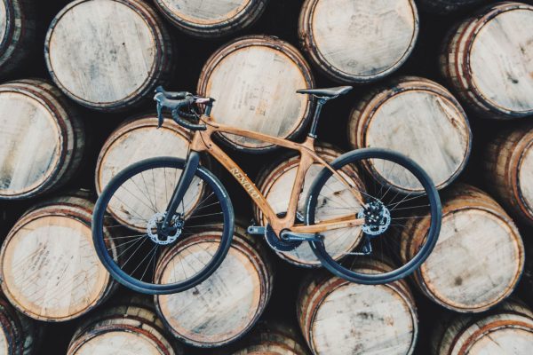 Máte radi bicykle a whisky? Vyrobili pre vás bicykel z dreva zo sudov od whisky