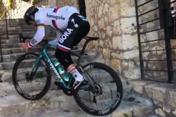  Video: Sagan si zavzdychal i zanadával, keď skákal hore schodmi na Malorke