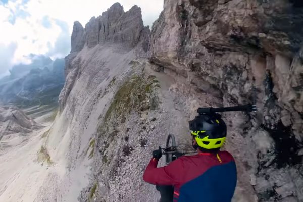  Musíte vidieť: Šialená a strašidelná jazda na hrebeňoch talianskych Dolomitov
