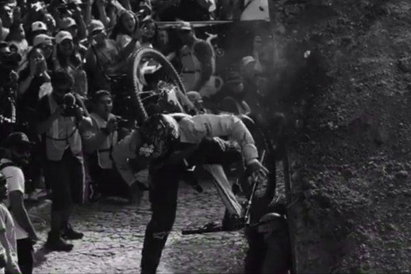  Video: Spomalený záber pádu Rogatkina na Downhill Taxco