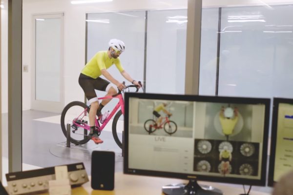 So správnym oblečením budete na bicykli rýchlejší. Pozrite si výsledky testov z veterného tunelu