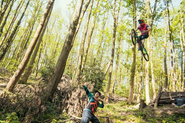  Video: Dôkaz, že v Anglicku sa ani dievčatá neboja obrovských skokov