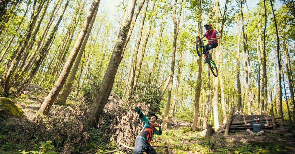  Video: Dôkaz, že v Anglicku sa ani dievčatá neboja obrovských skokov