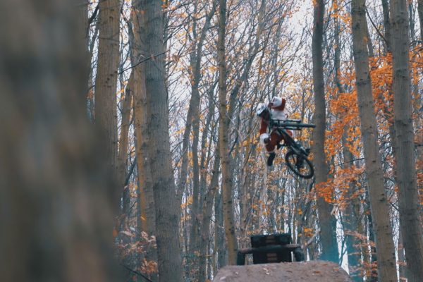  Video: Santa toho vie viac, ako iba nosiť darčeky. Backflipy otáča na dirte, skejte aj zjazďáku