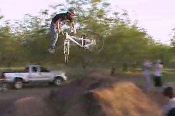  Video: Brandon Semenuk mal na bicykli poriadny štýl už ako 15-ročný