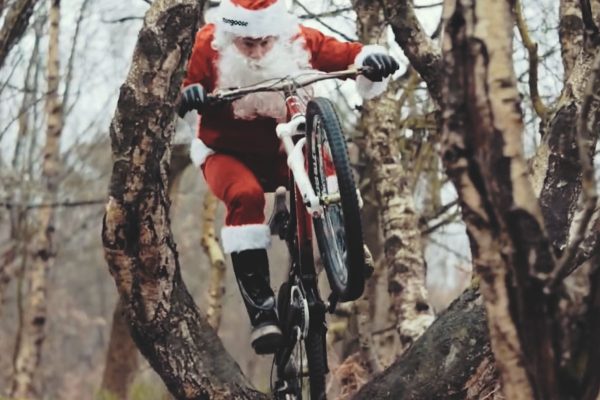  Video: Dajte sa do vianočnej nálady so starým videom Chrisa Akrigga