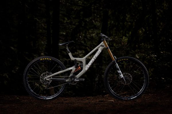 Santa Cruz predstavuje nový zjazďák V10 s 29-palcovými kolesami