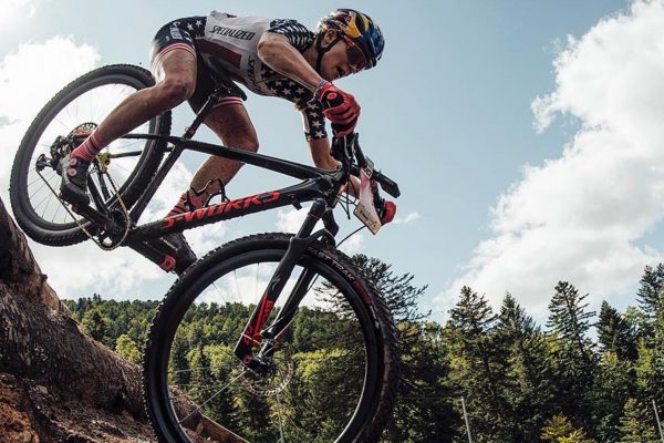 Video: Kate Courtney sa rozlúčila so Specializedom, prestupuje do Scottu