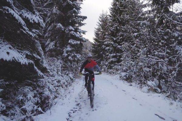  Video: Martin Knapec jazdí na čerstvo zasneženom traile pri Rajeckých Tepliciach