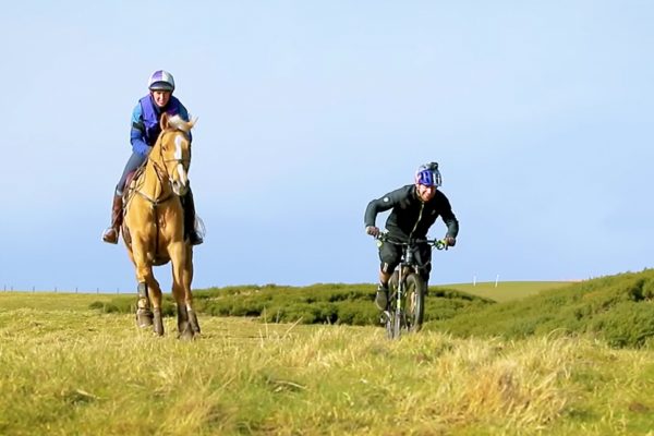  Video: Danny MacAskill sa postavil v súboji cez prekážky proti koňovi