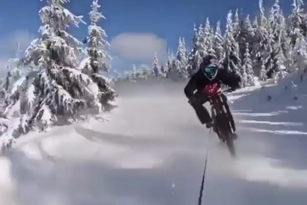  Video: Michal Maroši sa nechal ťahať na bicykli za snežným skútrom