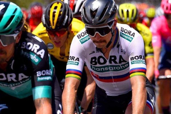 Sagan sa tesne vyhol pádu a skončil tretí v druhej etape Tour Down Under