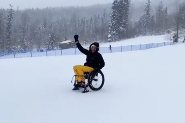  Video: Bekim sa spustil na vozíku dolu zasneženým svahom