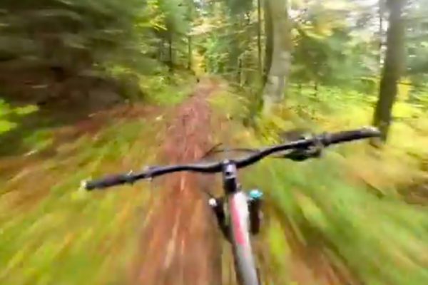  Video: Kto povedal, že pri jazde sa musíte držať riadidiel?