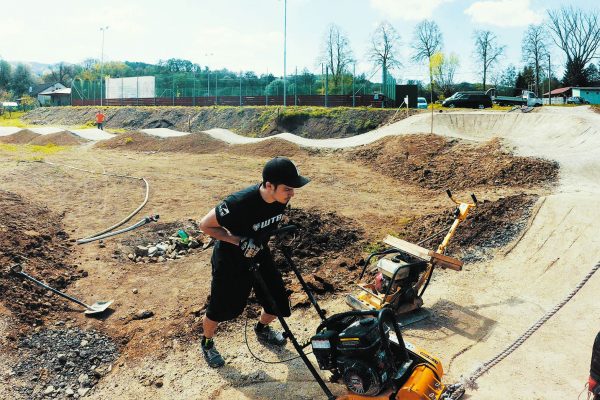 Fenomén pumptrack: Ako si postaviť pumptrack vo vlastnom meste a koľko to stojí?