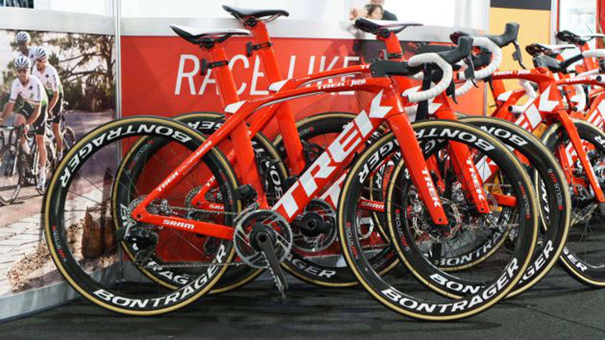 12-rýchlostné radenie SRAM e-Tap na bicykli Trek Madone.