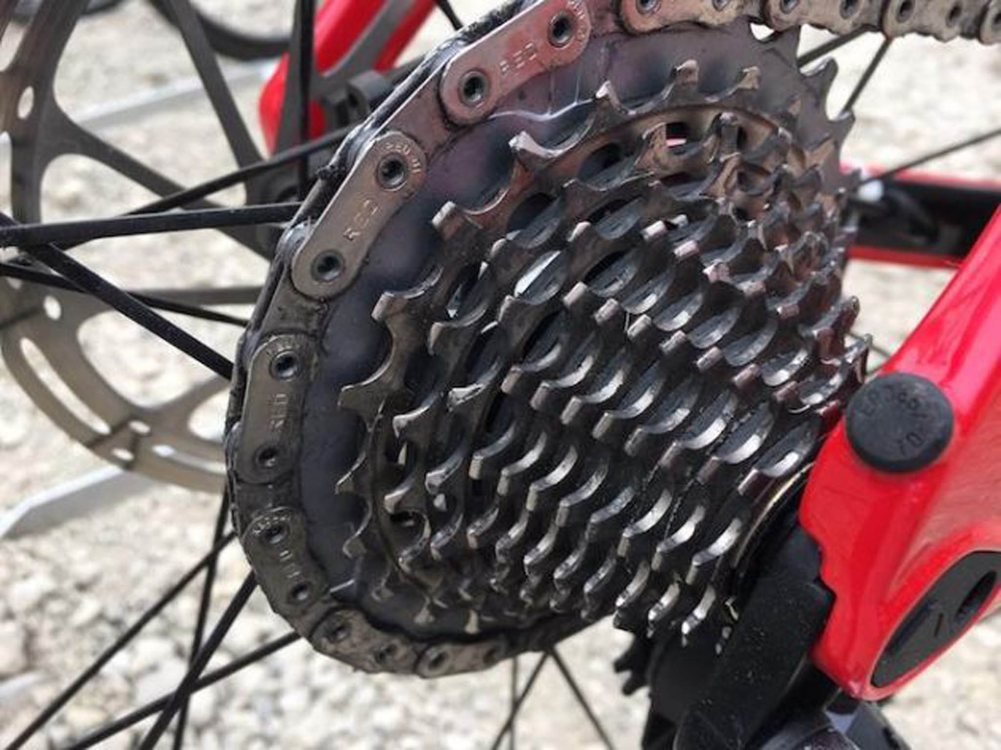 Pohľad zblízka na 12-rýchlostnú kazetu na bicykli tímu Katusha.
