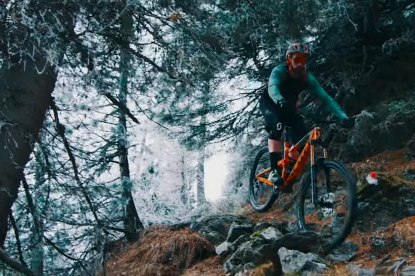  Video: Matthias Stonig si užíva čerstvú hlinu i sneh na lokálnych trailoch v Rakúsku