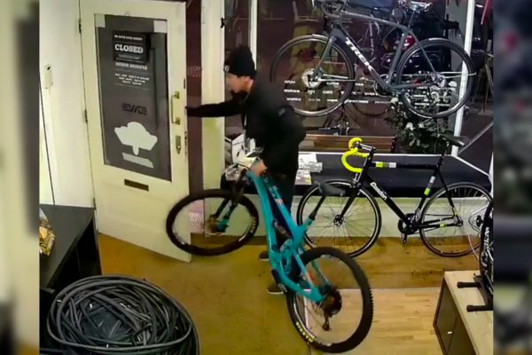  Video: Nešikovný zlodej chcel ukradnúť drahý bicykel, nezmestil sa do dverí