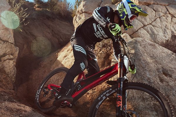 Troy Lee a Adidas sa spojili a predstavili limitované MTB dresy aj nohavice