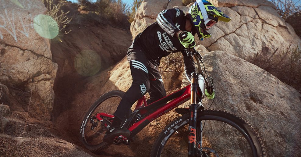 Troy Lee a Adidas sa spojili a predstavili limitovan&eacute; MTB dresy aj nohavice